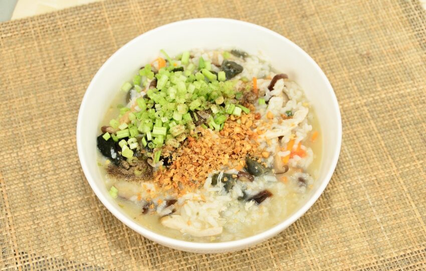 加了芹菜的皮蛋瘦肉粥