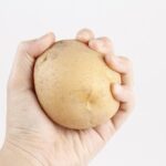 被手抓住的馬鈴薯