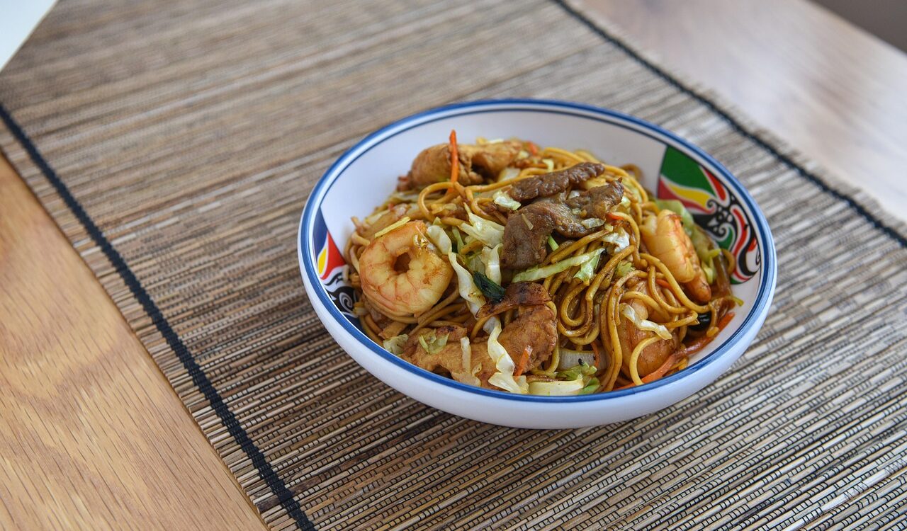 擺滿蝦子及肉的炒麵