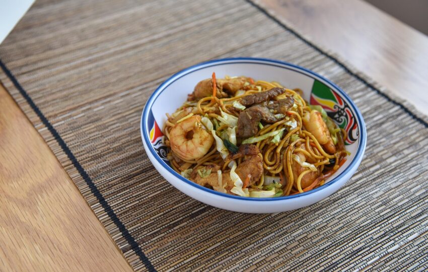 擺滿蝦子及肉的炒麵