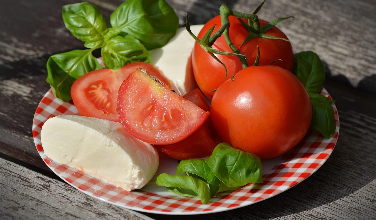 放在盤子上的沙拉