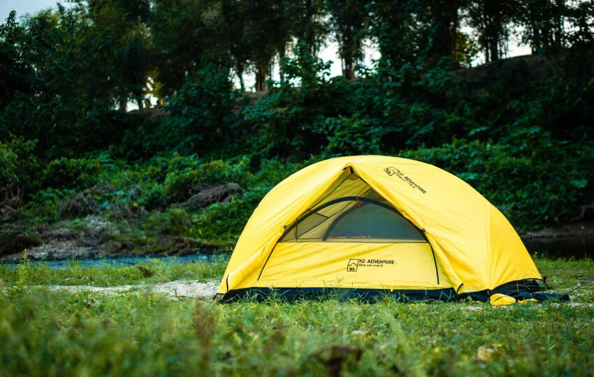 在樹林內的黃色帳篷