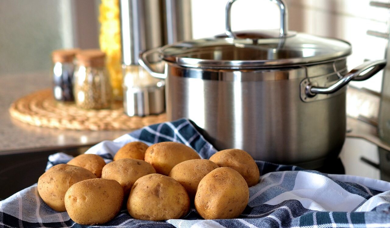 準備下鍋水煮的馬鈴薯