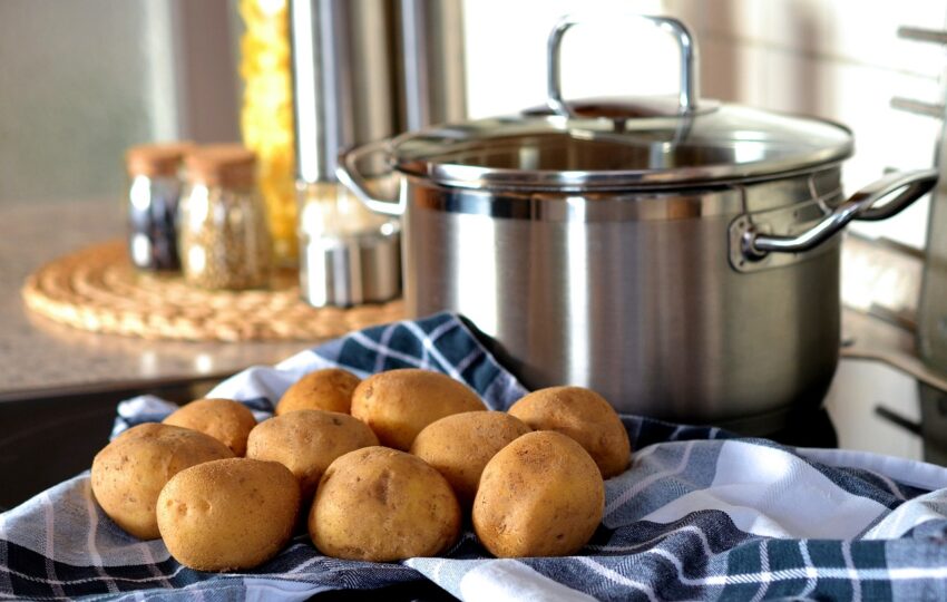 準備下鍋水煮的馬鈴薯