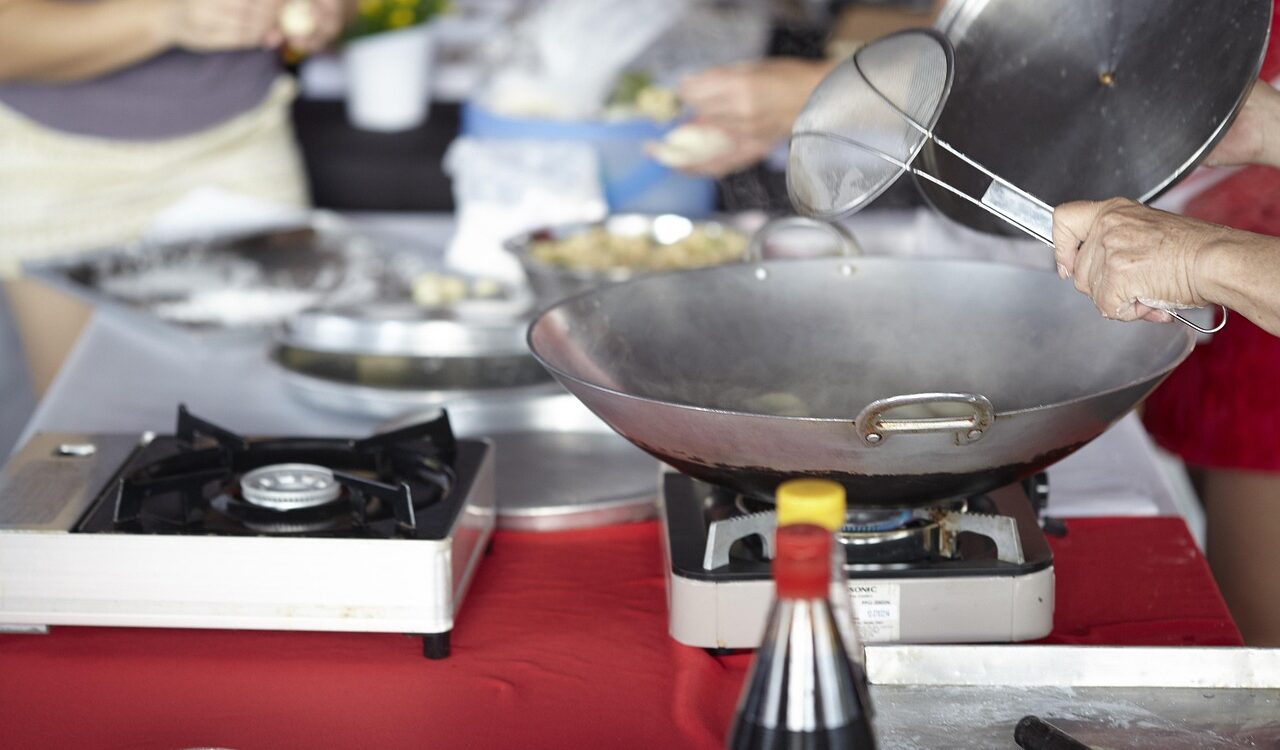 一群人正在廚房下廚