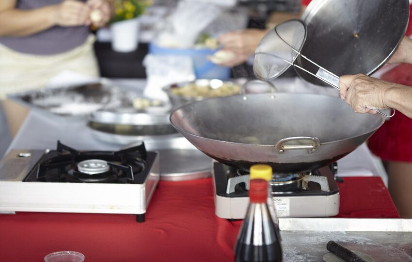 一群人正在廚房下廚