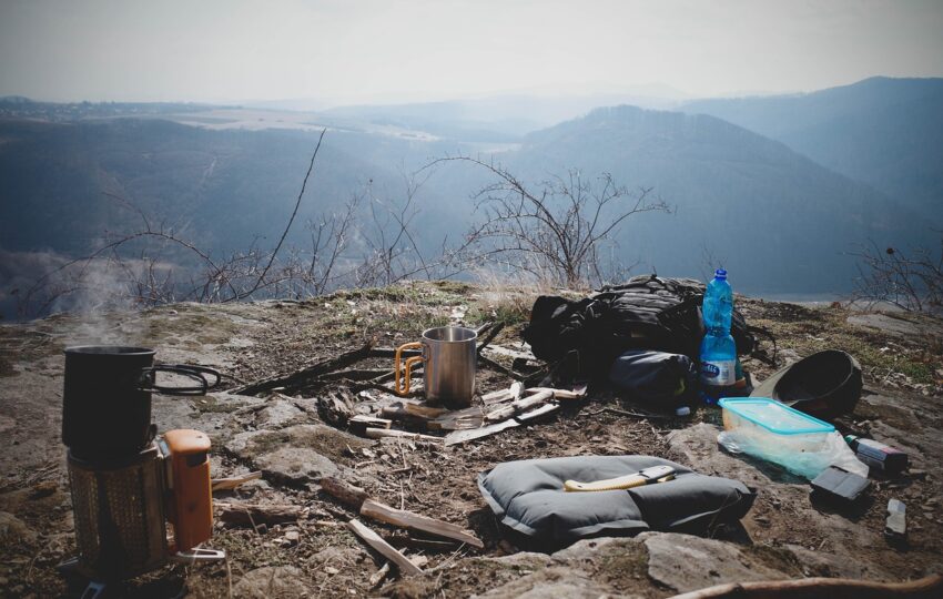 在山上使用露營設備煮飯