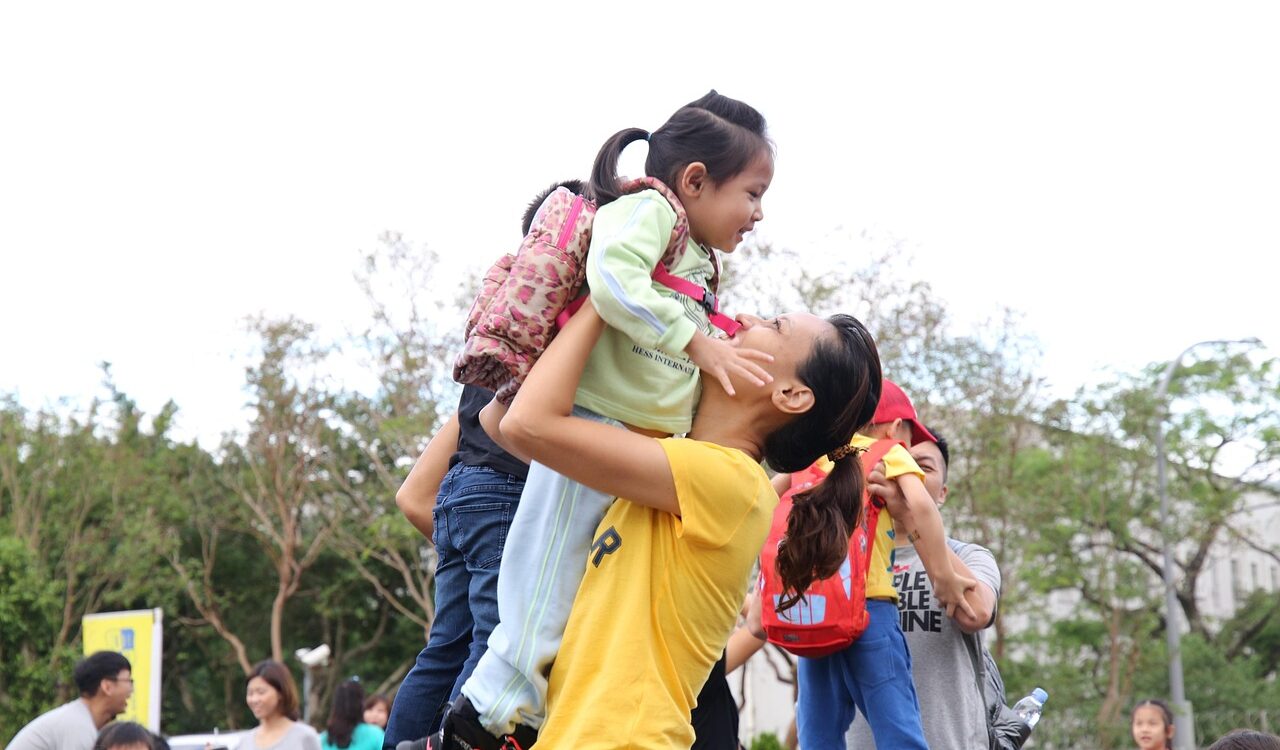 媽媽抱著背露營包的女兒