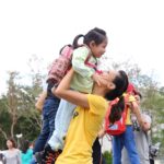 媽媽抱著背露營包的女兒