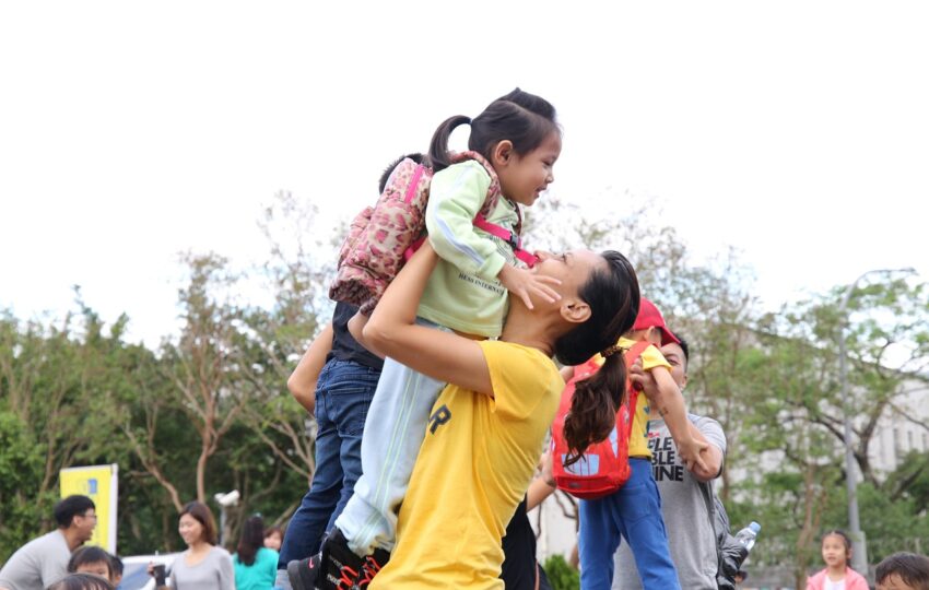 媽媽抱著背露營包的女兒