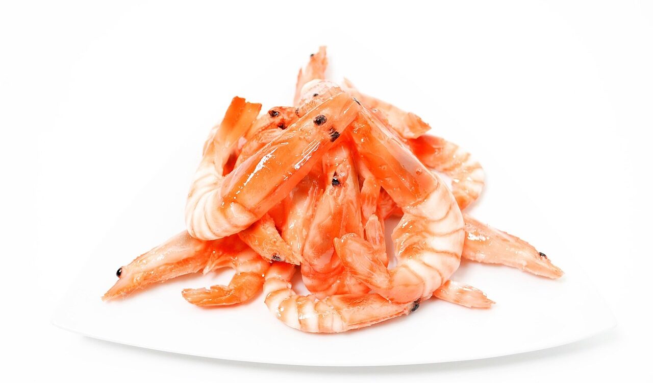 層層堆疊在盤子上的蝦子