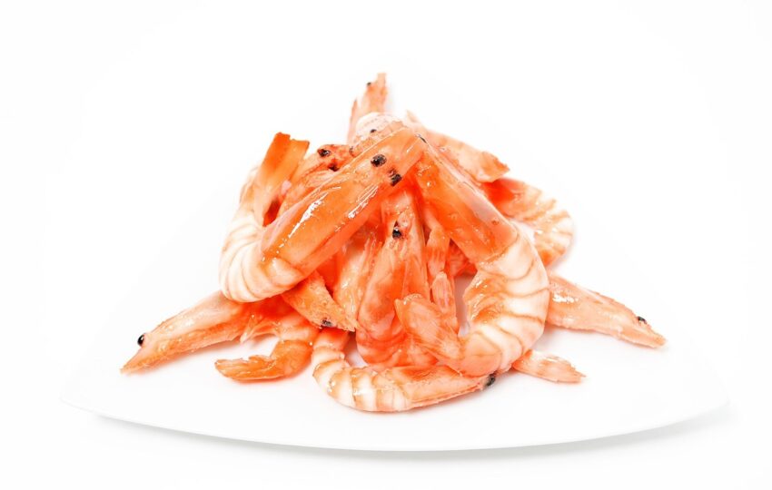 層層堆疊在盤子上的蝦子