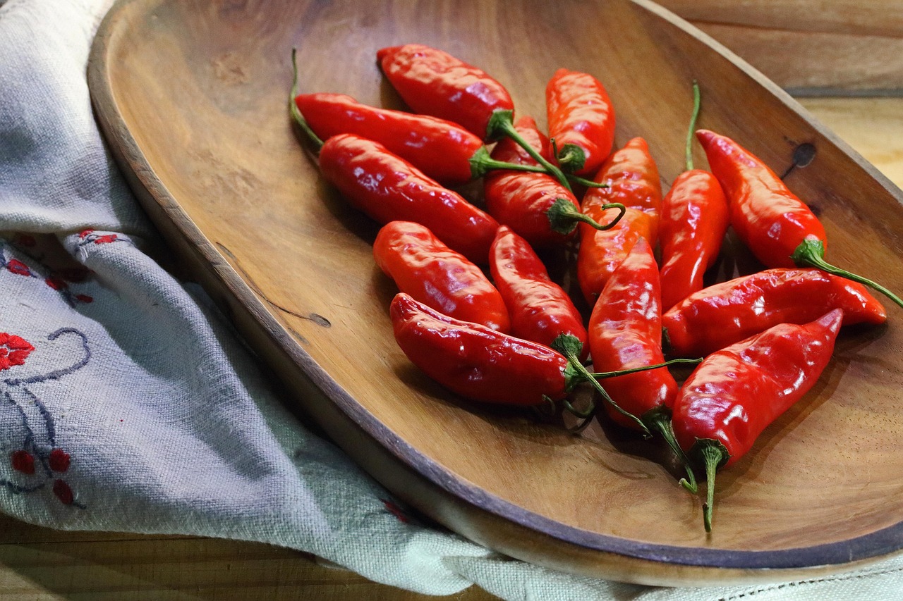放在盤子上的辣椒
