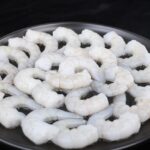 一整盤的冷凍蝦子