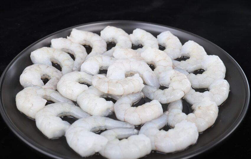 一整盤的冷凍蝦子