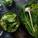 與其他菜葉一起醃入罐子內的黃瓜