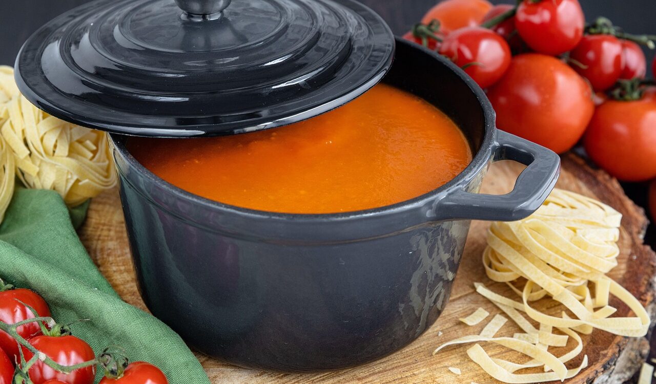 在鍋中的番茄調味醬汁