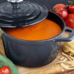 在鍋中的番茄調味醬汁