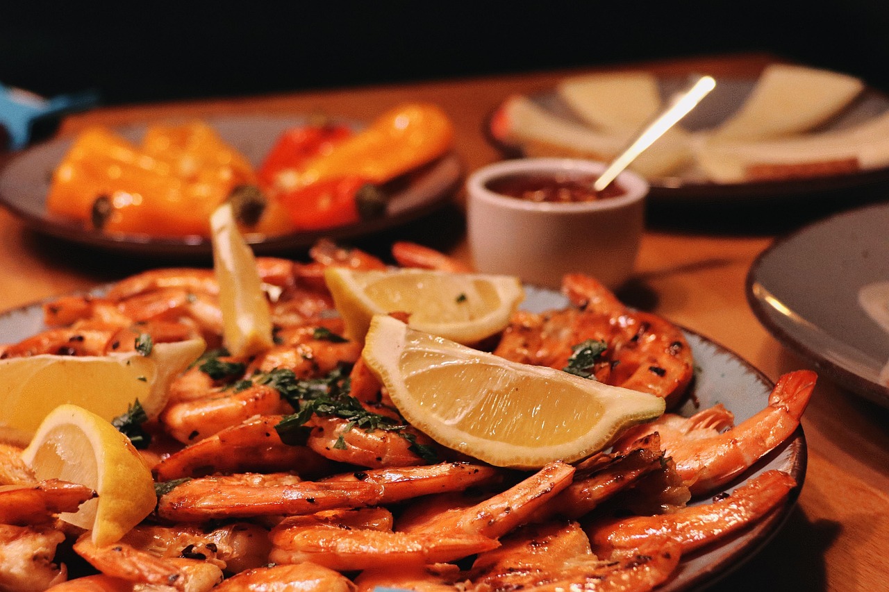 放上檸檬與羅勒的蝦子