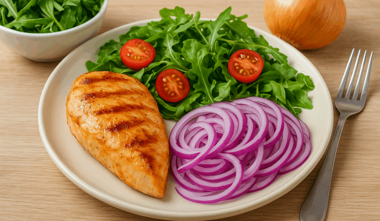 擺盤好的洋蔥沙拉料理