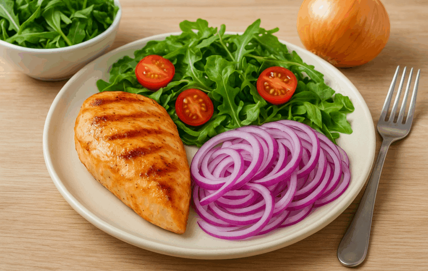 擺盤好的洋蔥沙拉料理