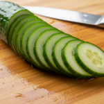 料理中的小黃瓜切片因出水過多變得軟爛，放在砧板上看起來不脆