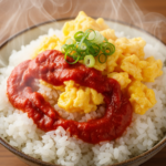 熱騰騰白飯上淋上辣椒醬與炒蛋，家常味濃郁到讓人食指大動